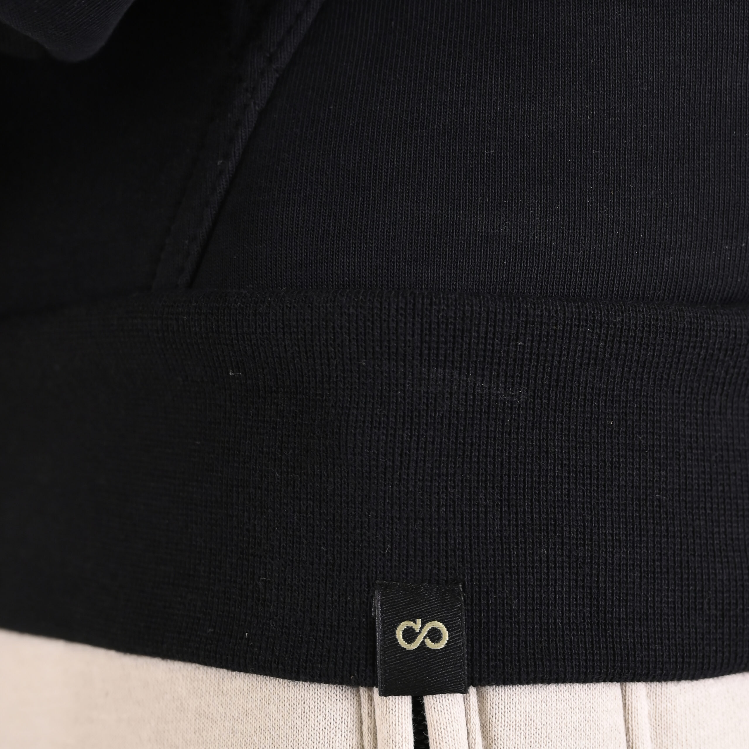 262MTOP-1143 HOODIE WITH CONTRAST HOOD LINING AND ENGRAVED PRINT (INTERLOCK) BLACK - Image 6