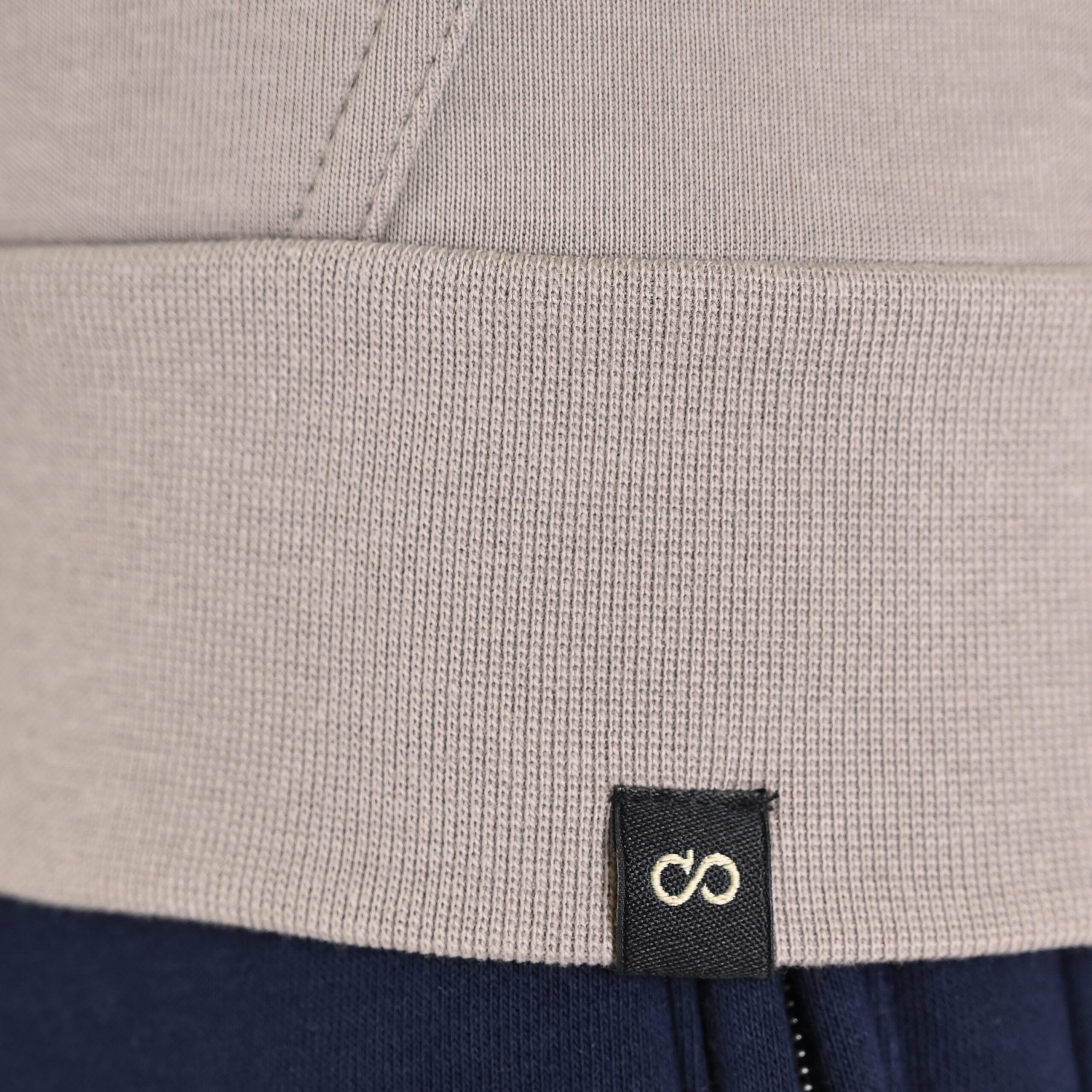 262MTOP-1143 HOODIE WITH CONTRAST HOOD LINING AND ENGRAVED PRINT (INTERLOCK) SMOKE BEIGE - Image 6