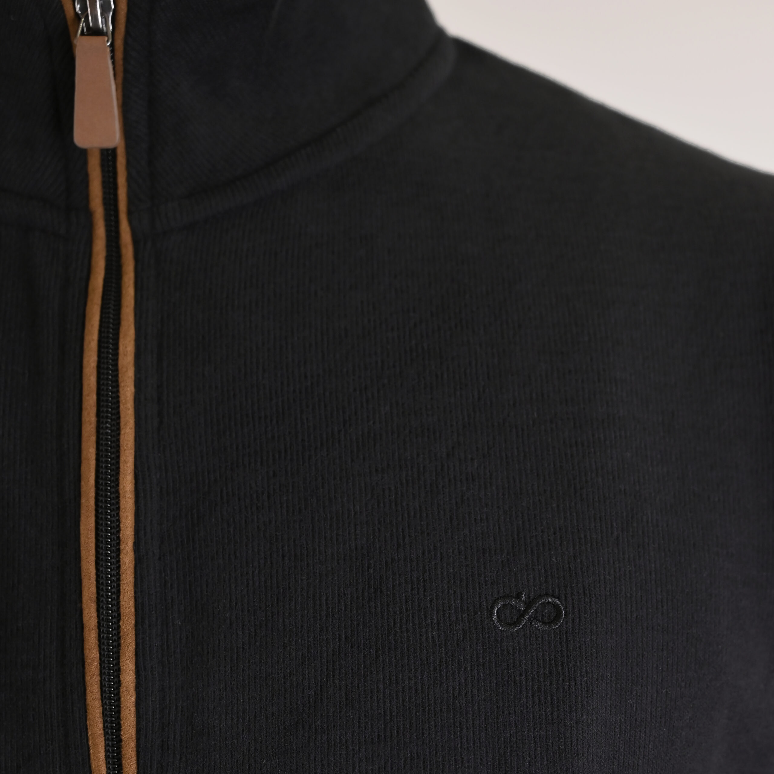 262SEL-1168 TOP FULL ZIP WITH POCKETS AND STAND-UP COLLAR WITH DENSE EMBROIDERY (SELANIK WITH PEACH FINISH) BLACK - Image 5
